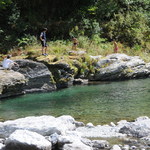 池川茶園 - お店のテラスからの仁淀川　（飛び込み台に岩）