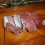 日の出寿司 - イワシとマグロ
