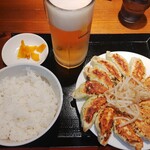 むつぎく - ライス  漬物   生ビール   餃子 中 (12個)