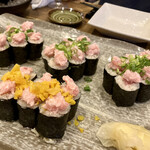 すし酒場 魚あるき - 「ねぎとろ細巻き（税込￥390）×3」「鮪なか落ち軍カン（税込￥380）」