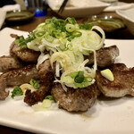 すし酒場 魚あるき - 「豚タンにんにく焼（税込￥660）」