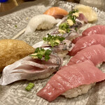 すし酒場 魚あるき - 「サーモン（税込￥300）」「えんがわ（税込￥180）」「いなり（税込￥130）×2」「アジ（税込￥180）×6」を別確度から…