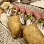 すし酒場 魚あるき - 「サーモン（税込￥300）」「えんがわ（税込￥180）」「いなり（税込￥130）×2」「アジ（税込￥180）×6」