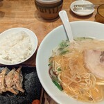 博多 一風堂 - 餃子、チャーシューでご飯を食べる