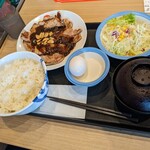 松屋 - 兄ぃが頼んだ、トンテキ４枚定食(税込990円)+生玉子80円で、1,070円…