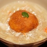 さ行 - 胡麻豆腐を醤油と葛粉の衣を付けて揚げ、ズワイガニの餡をかけてます。