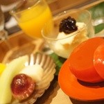 さ行 - デザートの盛り合わせ。トマトのゼリー、フルーツ、アイスクリーム、マンゴージュース。