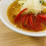 鶏塩ラーメン Hippo 中崎店 - 透明スープはトマト味。