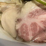 蛤麺しちり - チャーシューは豚のローストとバラ肉の2種類プラス鶏チャーシューの計3種類が入っていて、しっとりとして美味しかったです。