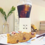 珈琲と衛星 - 6月のケーキ(￥450)、アイスコーヒー(￥600)。アーモンドキャラメルブロンディですよ！