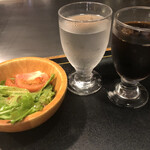 パンドラ - 水とアイスコーヒー、サラダ