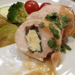 キッチン ブルー グローブ - 一口で食べると、鶏肉とチーズと梅蜂蜜ソースが絡んで、とても美味いです