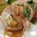 キッチン ブルー グローブ - 鶏肉とチーズのガランティーヌ、チーズに大葉が巻かれています