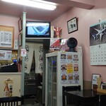 味楽 - 店内右奥の冷蔵庫にも写真付きメニュー。