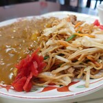 味楽 - 甘さとコクが活きるカレーには、定番の”福神漬”が添えられています。