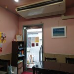 味楽 - 店内中程から玄関方向。