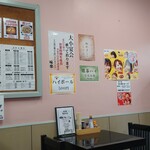 味楽 - 店内入ってすぐ右の壁。