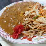 味楽 - ソース焼きそばに旨いカレーがかけられている、天国メニュー。(笑)