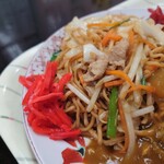 味楽 - 絶品ソース焼きそばには、定番の”紅生姜”が添えられています。