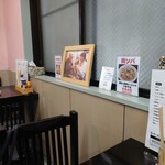 味楽 - 店内入ってすぐ左のテーブル席横。