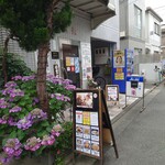 味楽 - 坂を登りきってひだりに曲がると、すぐこの景色。