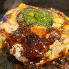 Yuuzen Okonomiyaki Yakisoba - ③お好み焼【阿波金時豚&生烏賊(漁師直送)】(税別550円+豚バラ肉170円+生烏賊170円=税別890円)
                反転回数は5回以上で反転する度に形を整え蓋をします
                両側ともカリッとしつつもキャベツは甘い