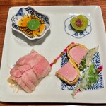 上方中華 新瓊 - 青梅酥肉：静岡ルイビ豚リブロースの天ぷら 南高青梅 紫蘇の花・梅肉蹄筋：かぶり肉の薄切り