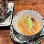 上方中華 新瓊 - 真昆布で作った器から陶器の器にフカヒレを移し替えて