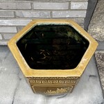 上方中華 新瓊 - 店頭に置いてある水鉢