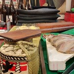 炉端 武蔵 - 料理を提供するしゃもじ