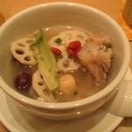 薬膳 天地･礼心 東方人康食養館 - 夏：豚のスペアリブと蓮根の薬膳スープ