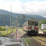 一路食堂 - 音威子府駅に着く鈍行列車