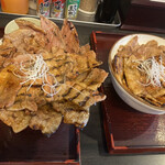 とんたん - 左）豚丼松、右）豚丼竹