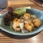 休日や - エビと玉ねぎ炒め