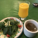 Suteki hambagu donsantei - ほうれん草サラダ、スープとマンゴージュース