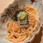 すが弥 - 北海道の馬糞ウニのパスタ。底にはシャリが潜みます。トッピングは太刀魚の炙り