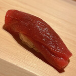 すが弥 - 赤身です。中に海苔を挟みます。これぞ鉄火握り