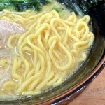 もちづき - 加水高めで弾力のある中太麺。