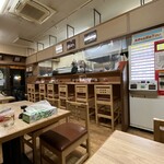 Okinawa Kateiryouri Maruyasu Soba - テーブル席とカウンター席