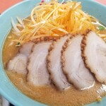 Kurumaya Ramen - 辛ネギ味噌チャーシュー麺。もやしが物凄く入っていて、麺を食べようとしてもほぼモヤシに？おかげで麺が少なく感じたけど、チャーシューは柔らかく好み！