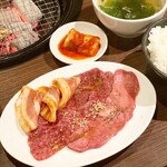 炭火焼肉 はな火 - 