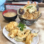 豊野丼 - 黄金丼¥1300、ハモ¥600、メゴチ¥500、味噌汁¥100