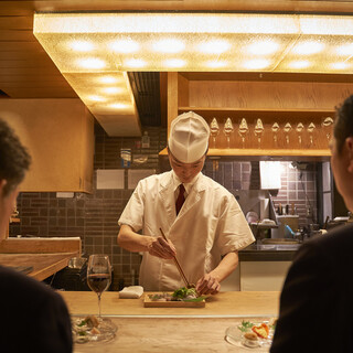 料理人の盛り付けや手さばきを直接見て楽しむことができる贅沢で貴重なカウンター席。