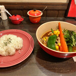 札幌スープカレーHIGUMA  - ル・クルーゼの食器がおしゃれ
