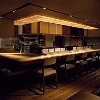 Counter seating, which is common for high-end Japanese-style meal such as Sushi and Yakitori (grilled chicken skewers), is a condition of famous restaurants where reservations are hard to come by.