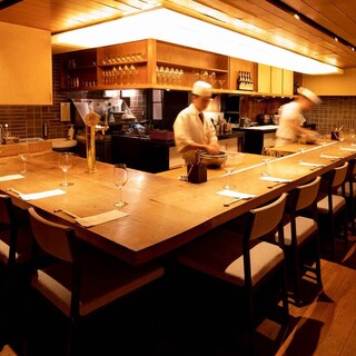 The counter kappo experience with corner seats is popular for 4 people. A special design in which the table and cutting board are at the same height.