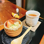 和　ともり - ほうじ茶プリンと
      アツアツのほうじ茶