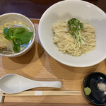開運橋通 ふじ原 - 期間限定麺「昆布水　塩つけそば」　手前は塩とわさび