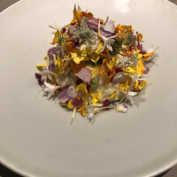 TROIS VISAGES - 11種のエディブルフラワー　マリーゴールドも入ってます。オリーブオイルと塩のみですが、中にとうもろこしととホエーが入ってます。美味しい！