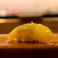 鮨 難波 - いか。 舌に触れる塩とすだちが鮮烈でいかの甘みを引き立てます。 清澄かつ官能的という矛盾した旨すぎる味わい。 